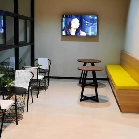 Phoenix Guest House سورابايا المظهر الخارجي الصورة