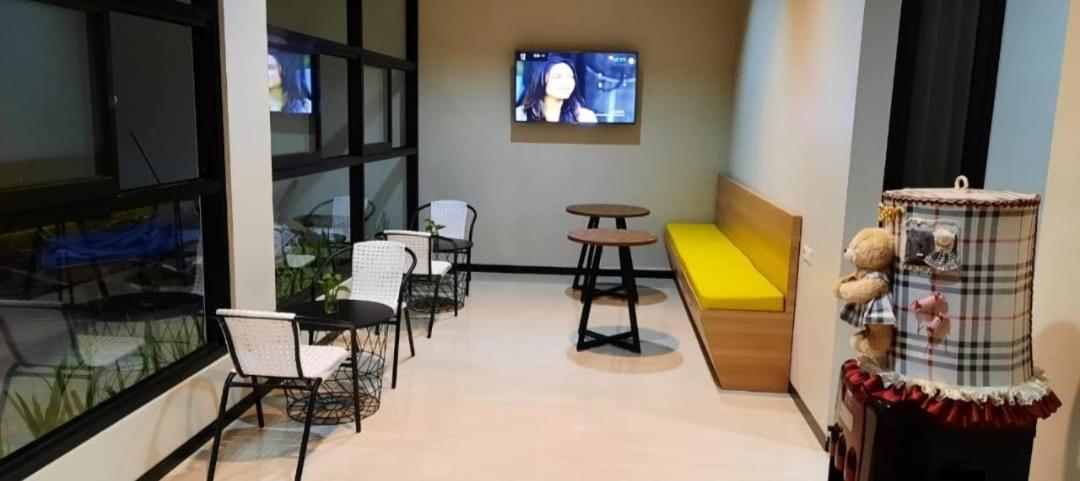 Phoenix Guest House سورابايا المظهر الخارجي الصورة